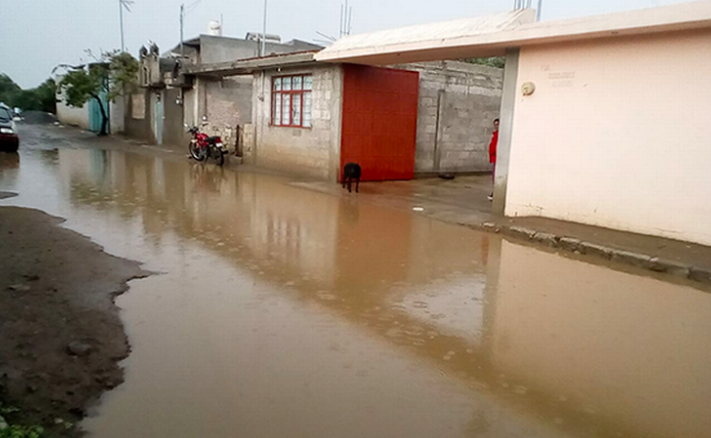 Calles y accesos vecinales se inundan por la lluvia en Huamantla